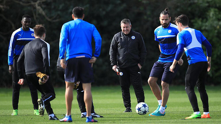 Craig Shakespeare       -  Coach Craig Shakespeare beim Training mit dem Team von Leicester City. Foto: Mike Egerton