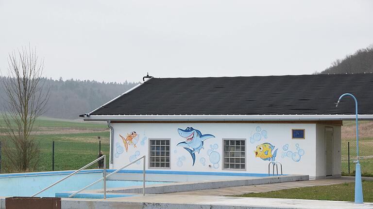 Noch ist im Schwimmbad von Wargolshausen die Saison nicht angebrochen, wenn aber die Badegäste wiederkommen, hält zum Unverständnis von Dorfbewohner neuerdings eine Person Aufsicht.