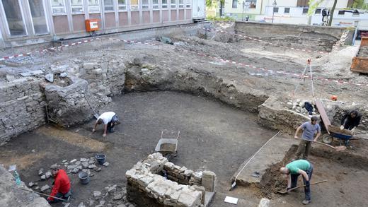 Grabungen Landespolizei       -  Bei den Umbauarbeiten der Landespolizeigebäude in der Augustinerstraße erfolgen  archäologische Grabungen zur Stadtgeschichte.