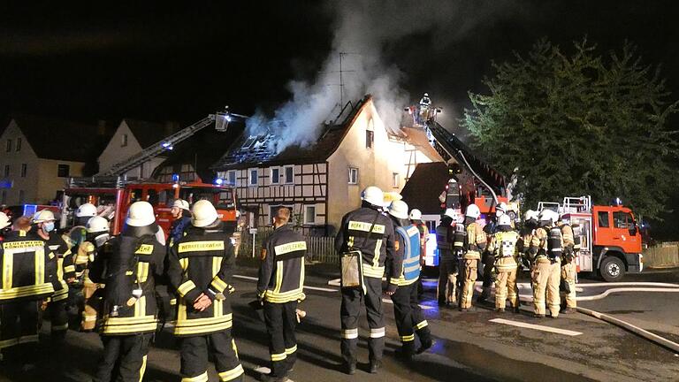 Bei einem Dachstuhlbrand in Königsberg zogen sich vier Menschen Verletzungen zu, der Sachschaden an dem Wohnhaus ist erheblich. Bei einem Dachstuhlbrand in Königsberg zogen sich vier Menschen Verletzungen zu, der Sachschaden an dem Wohnhaus ist erheblich.
