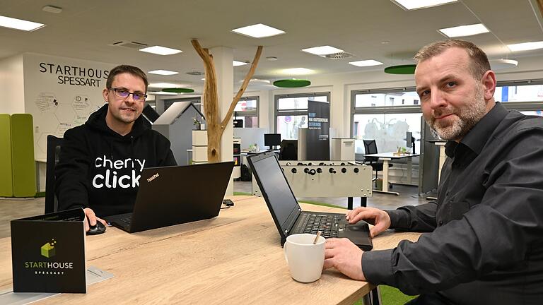 Zwischen Laptop und Tischkicker (von links): Die Unternehmensgründer Christian Maier (cherry-click) und Damian Berghof (NICERecs) bei der Arbeit im Starthouse Spessart in Lohr. Zwischen Laptop und Tischkicker (von links): Die Unternehmensgründer Christian Maier (cherry-click) und Damian Berghof (NICERecs) bei der Arbeit im Starthouse Spessart in Lohr.
