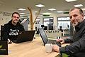 Zwischen Laptop und Tischkicker (von links): Die Unternehmensgründer Christian Maier (cherry-click) und&nbsp;Damian Berghof (NICERecs) bei der Arbeit im Starthouse Spessart in Lohr.