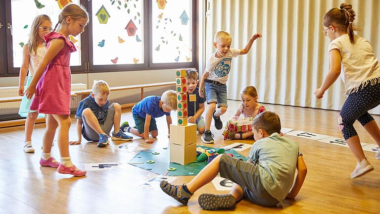 Das Foto zeigt Kinder im Langenprozeltener Kindergarten, die mit verschiedenen Elementen den spielerischen Umgang mit Zahlen lernen. Das Foto zeigt Kinder im Langenprozeltener Kindergarten, die mit verschiedenen Elementen den spielerischen Umgang mit Zahlen lernen.