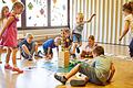 Das Foto zeigt Kinder im Langenprozeltener Kindergarten, die mit verschiedenen Elementen den spielerischen Umgang mit Zahlen lernen.
