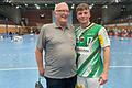 Familientreffen in Würzburg: Nils Lichtlein  (rechts) mit seinem Opa Artur Lichtlein nach dem Sieg der Füchse Berlin gegen den HC Erlangen im DHB-Pokalspiel in der tectake Arena.