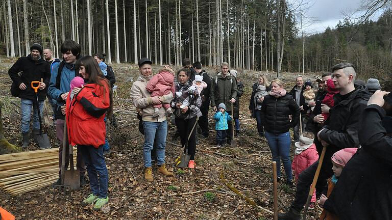 Eine stattliche Anzahl von Personen nahm an der alljährlichen Baumpflanzaktion für die Neugeborenen teil. Eine stattliche Anzahl von Personen nahm an der alljährlichen Baumpflanzaktion für die Neugeborenen teil.