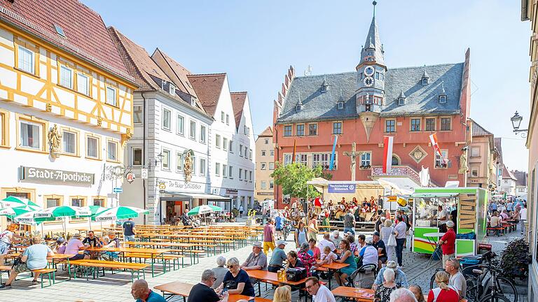 Angesichts der Mittagshitze waren beim Ochsenfest vor allem die Schattenplätze heiß begehrt.