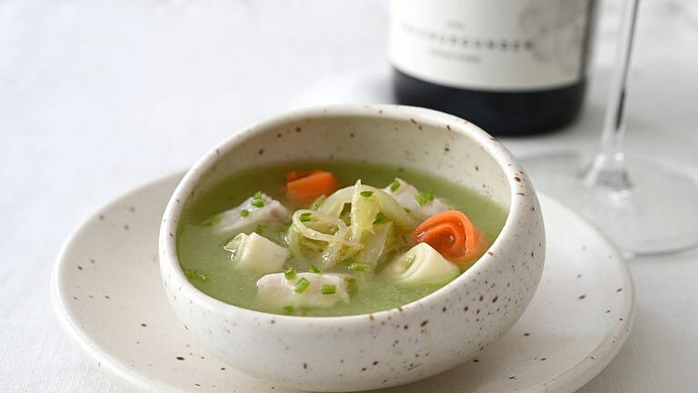 Gurkensuppe mit Ceviche - Große Mengen Fett und Öl oder intensive Gewürze sind fehl am Platz, wenn zum Essen alkoholfreier Wein serviert wird. Es passt alles, was leicht sauer ist. Spitzenkoch Frank Brunswig rät etwa zum alkoholfreien Riesling zu einer gelierten Gurkensuppe mit Ceviche. Gurkensuppe mit Ceviche - Große Mengen Fett und Öl oder intensive Gewürze sind fehl am Platz, wenn zum Essen alkoholfreier Wein serviert wird. Es passt alles, was leicht sauer ist. Spitzenkoch Frank Brunswig rät etwa zum alkoholfreien Riesling zu einer gelierten Gurkensuppe mit Ceviche.