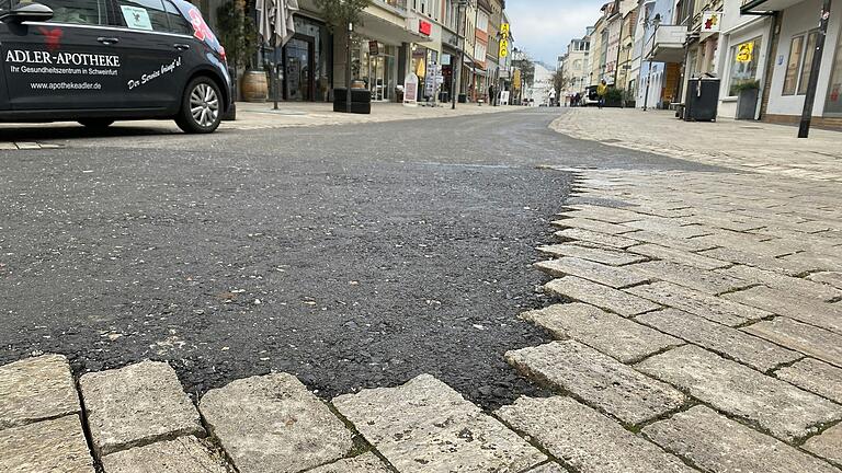 Als 'Schandfleck' bezeichnete CSU-Stadtrat Oliver Schulte die Ecke Marktplatz/Rückertstraße. Bis Ende März 2025 soll nun das alte Pflaster wieder verlegt werden.
