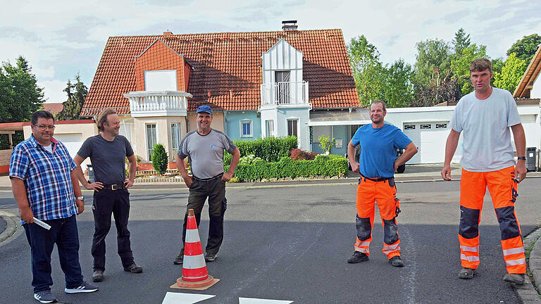 Sie freuen sich über die „Haifischzähne“ in den Siedlungen der Gemeinde Hausen (von links): CSU-Ortsvorsitzender Mathias Fiedler, Gemeinderat Werner Mohr, dritter Bürgermeister Bernd Rumpel, Bauhofleiter Stefan Ziegler und Bauhofmitarbeiter Jan Funke.
