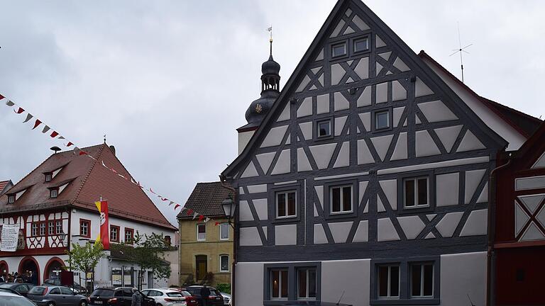 Das Gebäude am Marktplatz 1 (vorne) in Markt Einersheim wurde aus dem Dornröschenschlaf geweckt und erstrahlt nun als Schmuckstück. Das Gebäude am Marktplatz 1 (vorne) in Markt Einersheim wurde aus dem Dornröschenschlaf geweckt und erstrahlt nun als Schmuckstück.