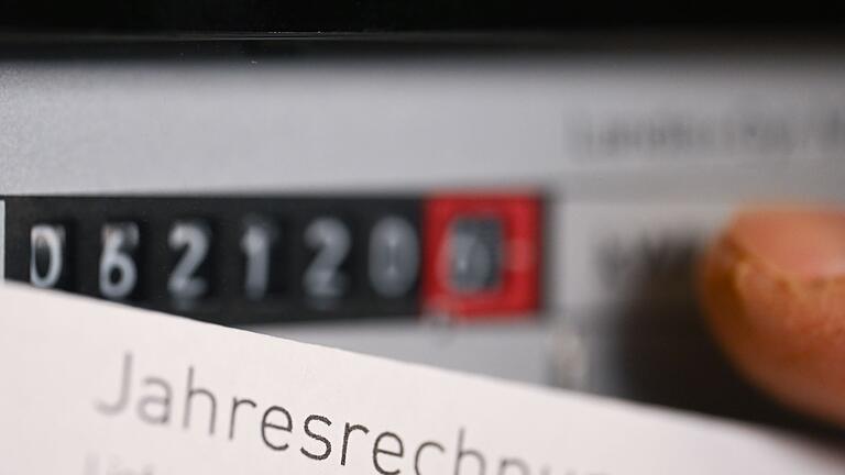 Stromzähler       -  Ein Wechsel des Stromanbieters kann Geld sparen, sagen Verbraucherschützer. Ein paar Dinge sollten Haushalte allerdings beachten. (Archivbild)
