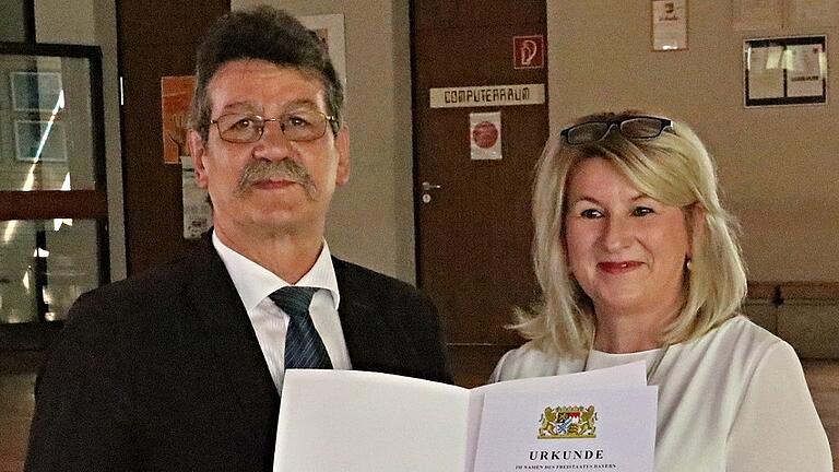 Nach 38 Jahren Schuldienst, davon zwölf als Rektor der Mittelschule Maroldsweisach, geht Josef Friedrich in den Ruhestand, der hier die entsprechende Urkunde von Schulrätin Susanne Vodde erhält. Nach 38 Jahren Schuldienst, davon zwölf als Rektor der Mittelschule Maroldsweisach, geht Josef Friedrich in den Ruhestand, der hier die entsprechende Urkunde von Schulrätin Susanne Vodde erhält.