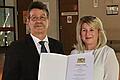 Nach 38 Jahren Schuldienst, davon zwölf als Rektor der Mittelschule Maroldsweisach, geht Josef Friedrich in den Ruhestand, der hier die entsprechende Urkunde von Schulrätin Susanne Vodde erhält.