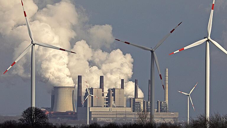 Die alte und die neue Zeit: Das RWE Braunkohlekraftwerk Neurath in Nordrhein-Westfalen hinter Windrädern. Das EU-Parlament fordert konkrete Maßnahmen gegen den Klimawandel.&nbsp;