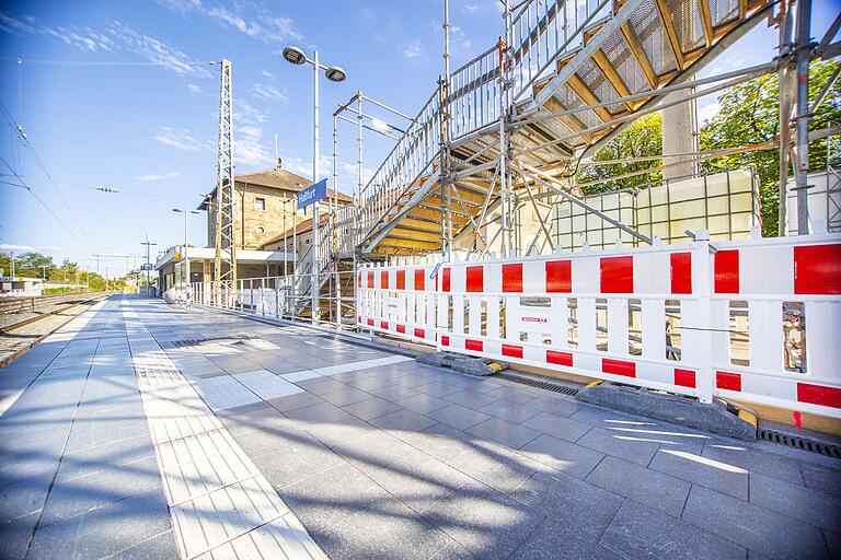 Der derzeitige barrierefreie Ausbau des Haßfurter Bahnhofs - wichtigster Eisenbahnhaltepunkt zwischen Bamberg und Schweinfurt - gilt als Meilenstein für den ÖPNV im Haßbergkreis. Das Bild stammt von Ende August. Der derzeitige barrierefreie Ausbau des Haßfurter Bahnhofs - wichtigster Eisenbahnhaltepunkt zwischen Bamberg und Schweinfurt - gilt als Meilenstein für den ÖPNV im Haßbergkreis. Das Bild stammt von Ende August.