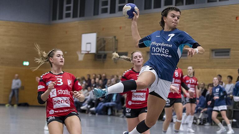 Lisa Seibert (rechts) vom HSV Bergtheim beim Wurf. Sollte es eine Aufstiegsrunde zur Dritten Liga für die Handball-Bayernligisten geben, würden die Bergtheimerinnen teilnehmen. Lisa Seibert (rechts) vom HSV Bergtheim beim Wurf. Sollte es eine Aufstiegsrunde zur Dritten Liga für die Handball-Bayernligisten geben, würden die Bergtheimerinnen teilnehmen. 