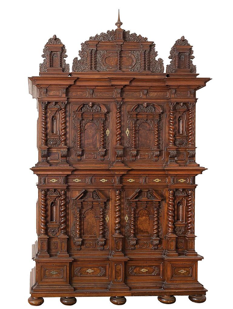 Doppelgeschossiger Fassadenschrank - eine der vielen Leihgaben für das Museum für Franken auf der Würzburger Festung. Doppelgeschossiger Fassadenschrank - eine der vielen Leihgaben für das Museum für Franken auf der Würzburger Festung.