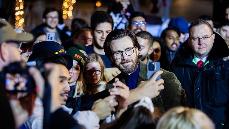 Weltpremiere des Films 'Red One – Alarmstufe Weihnachten'       -  Weltpremiere des Films &bdquo;Red One – Alarmstufe Weihnachten&rdquo; in Berlin: Selfies mit Chris Evans.
