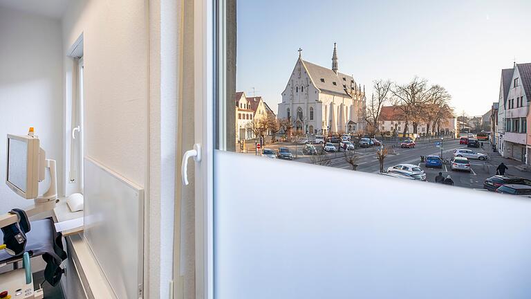 Schutz vor neugierigen Blicken trotz schöner Aussicht auf die Ritterkapelle: Dafür hat das Praxisteam Milchglas an den Fenstern angebracht. Schutz vor neugierigen Blicken trotz schöner Aussicht auf die Ritterkapelle: Dafür hat das Praxisteam Milchglas an den Fenstern angebracht.