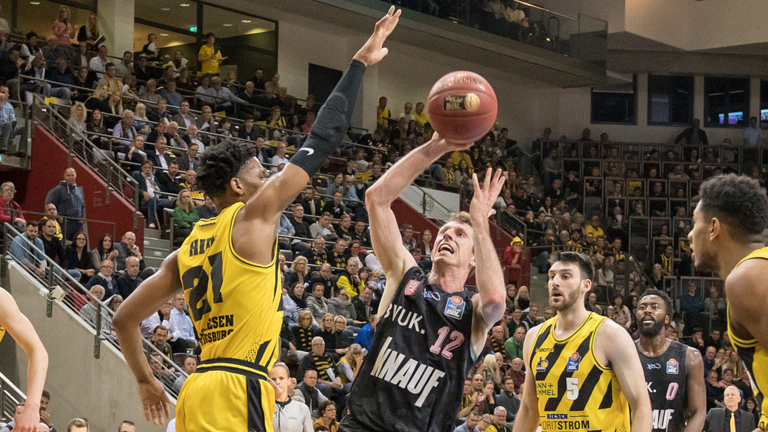 Malcolm Hill (MHP Riesen Ludwigsburg), Skyler Bowlin (s.Oliver Würzburg), Owen Klassen (MHP Riesen Ludwigsburg). Foto: Volker Danzer Malcolm Hill (MHP Riesen Ludwigsburg), Skyler Bowlin (s.Oliver Würzburg), Owen Klassen (MHP Riesen Ludwigsburg). Foto: Volker Danzer