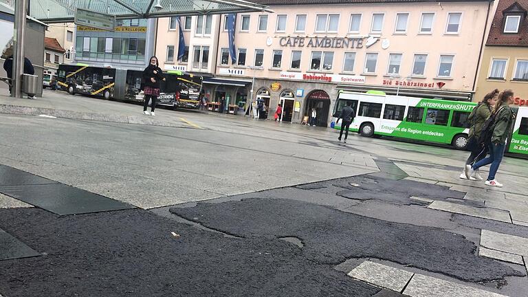 Die Busdrehscheibe Roßmarkt-Platz mit ihren hässlichen Asphaltinseln soll komplett saniert werden – einschließlich Untergrund. Das wird aufwendig, zunächst wird ein Gutachten eingeholt.