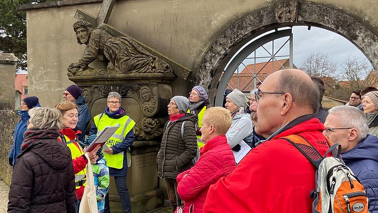 Etwa 60 Teilnehmer erfuhren auf der „Querfeldein“-Wanderung mehr über die Geschichte und Bedeutung der Bildstöcke in Großlangheim. Etwa 60 Teilnehmer erfuhren auf der „Querfeldein“-Wanderung mehr über die Geschichte und Bedeutung der Bildstöcke in Großlangheim.