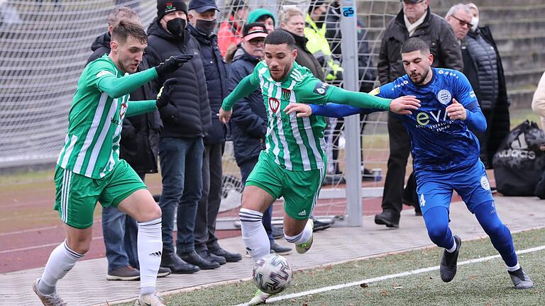 Voller Einsatz: Der Schweinfurter Flügelspieler Malik Mc Lemore (Mitte) setzt sich gegen den Alzenauer Serkan Pancar durch, FC-05-Stürmer Amar Suljic (links) braucht nicht eingreifen. Voller Einsatz: Der Schweinfurter Flügelspieler Malik Mc Lemore (Mitte) setzt sich gegen den Alzenauer Serkan Pancar durch, FC-05-Stürmer Amar Suljic (links) braucht nicht eingreifen.