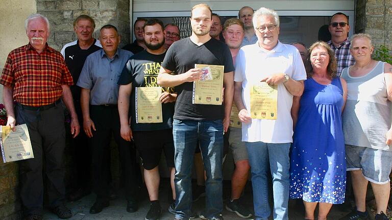 Der Anglerverein Marktsteft-Marktbreit und Umgebung e.V. ehrte bei seiner Jahreshauptversammlung treue Mitglieder, im Bild von links: Fritz Schamann (40), Roberto Klaus (25), Janik Schmiedel (10), Thomas Weber (10), Hartmut Gruß (40), Stefan Roth (10 Jahre), Detlef Roth (10), Bernhard Spörer (2. Vorsitzender), Thomas Rodamer (40), Werner Weidner (25) und Roland Plank (40), Marion Roth (10), Andras Csuka (10). Der Anglerverein Marktsteft-Marktbreit und Umgebung e.V. ehrte bei seiner Jahreshauptversammlung treue Mitglieder, im Bild von links: Fritz Schamann (40), Roberto Klaus (25), Janik Schmiedel (10), Thomas Weber (10), Hartmut Gruß (40), Stefan Roth (10 Jahre), Detlef Roth (10), Bernhard Spörer (2. Vorsitzender), Thomas Rodamer (40), Werner Weidner (25) und Roland Plank (40), Marion Roth (10), Andras Csuka (10).