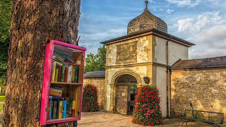 Den Bücherschrank am Alten Friedhof in Kitzingen gibt es nicht mehr. Den Bücherschrank am Alten Friedhof in Kitzingen gibt es nicht mehr.