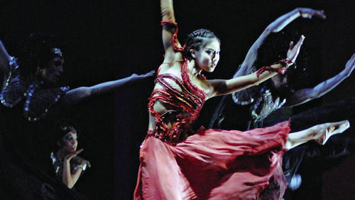 Zwischen Rache und Verzweiflung: Ayako Kikuchi als Medea am Würzburger Mainfranken Theater. Zwischen Rache und Verzweiflung: Ayako Kikuchi als Medea am Würzburger Mainfranken Theater.