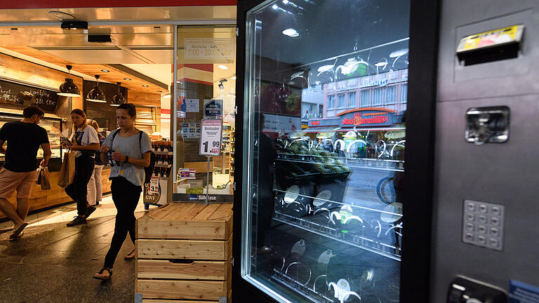 Nicht unumstritten: der neue Bocksbeutelautomat vor der Kupsch-Filiale in der Domstraße in Würzburg. Foto: Daniel Peter