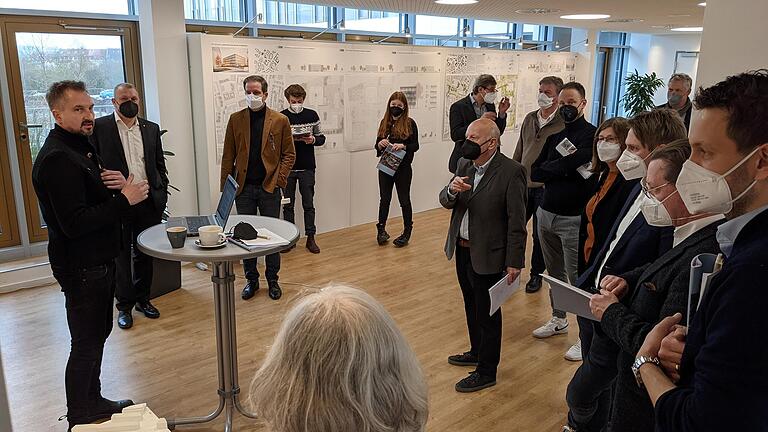 Die Jury des Preisgerichts bestand neben Landrat Thomas Eberth (Zweiter von links) aus einer gleichen Anzahl von Architekten und den Vorsitzenden der Kreistagsfraktionen. Die Moderation und Leitung des Preisgerichts gebührte dem früheren Vizepräsident der Architektenkammer Baden-Württemberg Eckart Rosenberger (Mitte). Die Jury des Preisgerichts bestand neben Landrat Thomas Eberth (Zweiter von links) aus einer gleichen Anzahl von Architekten und den Vorsitzenden der Kreistagsfraktionen. Die Moderation und Leitung des Preisgerichts gebührte dem früheren Vizepräsident der Architektenkammer Baden-Württemberg Eckart Rosenberger (Mitte).