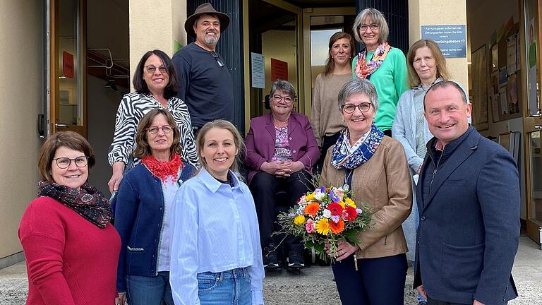 Verabschiedung Doris Kaffers in den Ruhestand (von links): Petra Seuferling, Ulrike Then, Barbara Gock, Mathias Pfister, Bibliotheksleiterin Anna Scharf, Sabine Lutz, Geschäftsleiterin Andrea Ullrich, Doris Kaffer, Personalratsvorsitzende Ulrike Ludwig-Denecke, Gundi Katzenberger und Bürgermeister Christian Keller. Verabschiedung Doris Kaffers in den Ruhestand (von links): Petra Seuferling, Ulrike Then, Barbara Gock, Mathias Pfister, Bibliotheksleiterin Anna Scharf, Sabine Lutz, Geschäftsleiterin Andrea Ullrich, Doris Kaffer, Personalratsvorsitzende Ulrike Ludwig-Denecke, Gundi Katzenberger und Bürgermeister Christian Keller.