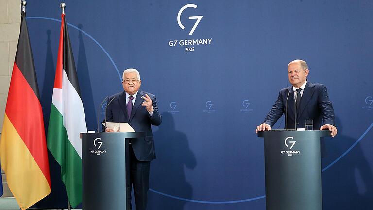 Bundeskanzler Olaf Scholz (SPD) und Mahmoud Abbas bei einer Presskonferenz in Berlin am Dienstag. Bundeskanzler Olaf Scholz (SPD) und Mahmoud Abbas bei einer Presskonferenz in Berlin am Dienstag.