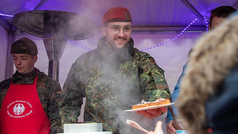 Simon Rinke (Bildmitte) verkauft mit einem Kameraden Glühwein und Bratwürste am Stand der Deutschen Botschaft. Simon Rinke (Bildmitte) verkauft mit einem Kameraden Glühwein und Bratwürste am Stand der Deutschen Botschaft.