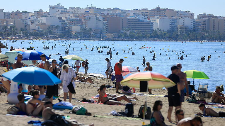 Wetter auf Mallorca.jpeg       -  Einheimische auf Mallorca klagen über überfüllte Strände. Sie wollen Zustände - wie diesen an einem Strand auf der Baleareninsel - nicht länger ertragen.