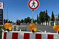 Die umliegenden Geschäfte, wie die Tankstelle Tankpoint, beklagen Umsatzeinbußen wegen der Sperrung der BayWa-Kreuzung in Bad Neustadt.