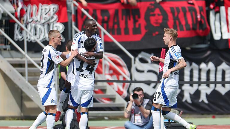 1. FC Nürnberg - Hamburger SV - Obenauf: Jean-Luc Dompé wird nach seinem Tor zum 2:0 von den HSV-Kollegen gefeiert. 1. FC Nürnberg - Hamburger SV - Obenauf: Jean-Luc Dompé wird nach seinem Tor zum 2:0 von den HSV-Kollegen gefeiert.