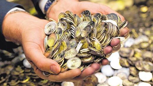 Eine satte Handvoll Geld &ndash; und bald nichts mehr wert? Der Euro wird immer schwächer und hat mit derzeit 1,13 Dollar den tiefsten Stand seit 2003 erreicht.