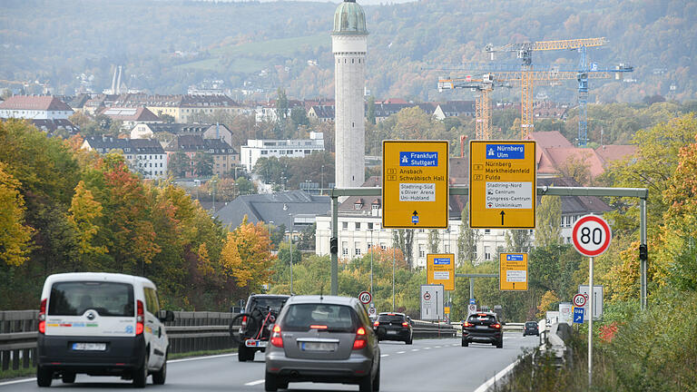Die Stadt will die Raserei auf der B 19 (hier stadteinwärts) in beide Richtungen in den Griff bekommen. Dazu sollen stationäre Blitzer installiert werden. Die Stadt will die Raserei auf der B 19 (hier stadteinwärts) in beide Richtungen in den Griff bekommen. Dazu sollen stationäre Blitzer installiert werden.