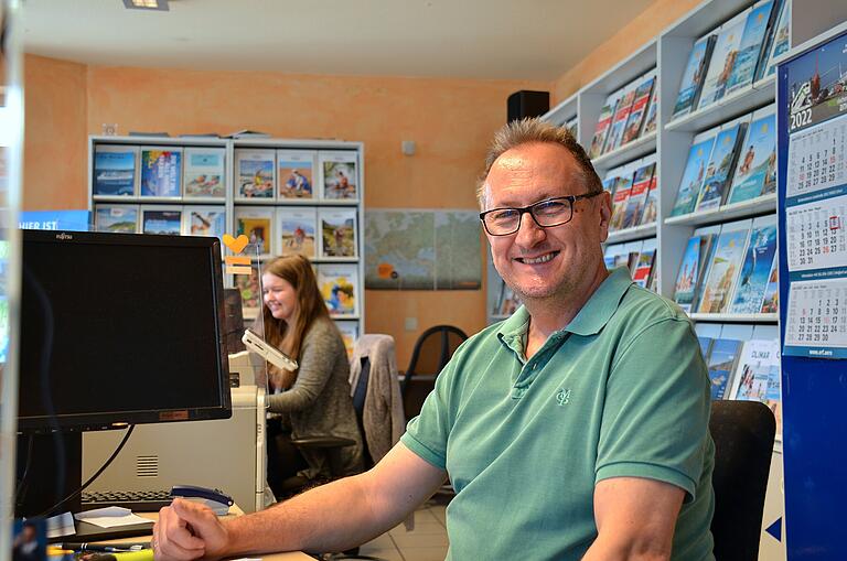 Klaus Reuß, Inhaber des 'BEST Franken Reisebüros' in Haßfurt, hilft seinen Kunden auch bei Reisenotfällen weiter. Klaus Reuß, Inhaber des 'BEST Franken Reisebüros' in Haßfurt, hilft seinen Kunden auch bei Reisenotfällen weiter.