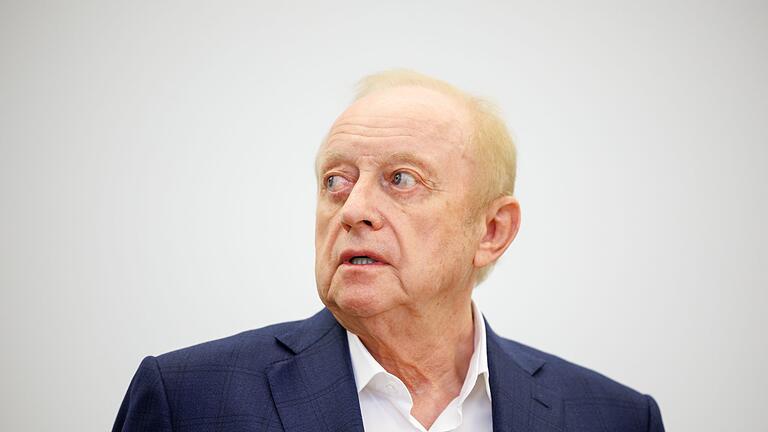 Prozess gegen Schuhbeck - Alfons Schuhbeck, Koch und Unternehmer, steht vor Prozessbeginn als Angeklagter im Gerichtssaal im Landgericht München I. Prozess gegen Schuhbeck - Alfons Schuhbeck, Koch und Unternehmer, steht vor Prozessbeginn als Angeklagter im Gerichtssaal im Landgericht München I.