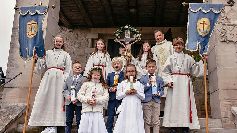 Philipp Fösel, Josefine Ludwig, Jakob Lutz, Stella Müller und Devin Wolf feierten am Sonntag in der St. Matthäus Kirche in Breitbrunn mit Pfarrer Rusin ihre erste Heilige Kommunion. Trotz des Schneefalls am frühen Morgen genossen die Kinder mit ihren Familien einen wunderbaren Tag.