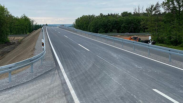 Freie Fahrt von Großlangheim nach Hörblach: Die Schilder sind weg, die neue Autobahnbrücke über die A 3 ist fertig. Freie Fahrt von Großlangheim nach Hörblach: Die Schilder sind weg, die neue Autobahnbrücke über die A 3 ist fertig.