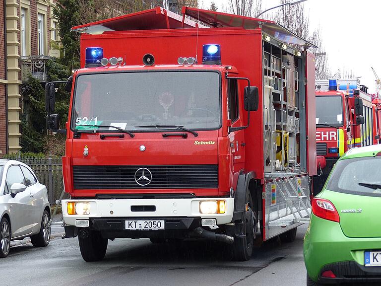 Der Gefahrgutzug der Kitzinger Feuerwehr beseitigte die in einem Industriebetrieb ausgetretene Salzsäure.