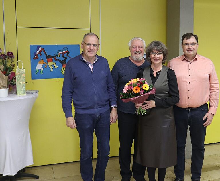 Die Schulverbandsräte (von links) Norbert Götz, Joachim Kipke und Arno Mager gratulieren der neuen Rektorin Katja Leipold