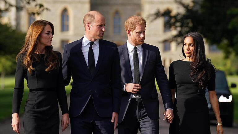 314696504.jpg       -  Prinz William und Prinz Harry mit ihren Ehefrauen Catherine und Meghan 2022 bei der Trauerfeier von Königin Elizabeth II. auf Schloss Windsor.