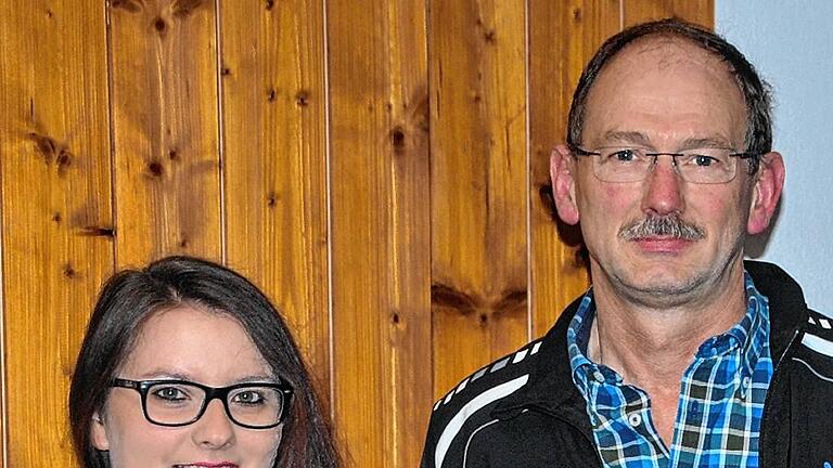 Stolz sind die Turmschützen Niederlauer (rechts Schützenmeister Paul Knaier) auf ihr Aushängeschild Jana Schlesinger, die jetzt mit dem SV Buch den Aufstieg in die Bundesliga schaffte.