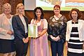 Im Bild (von links): Coach Eva Dümmler, Marion Fröhlich (Klara-Oppenheimer-Schule), Michaela Kaniber (Staatsministerin für Ernährung, Landwirtschaft und Forsten), Renate Horacek und Sigrid Tauber (beide Klara-Oppenheimer-Schule) bei der Verleihung der Urkunde an die Klara-Oppenheimer-Schule für das absolvierte Coaching.